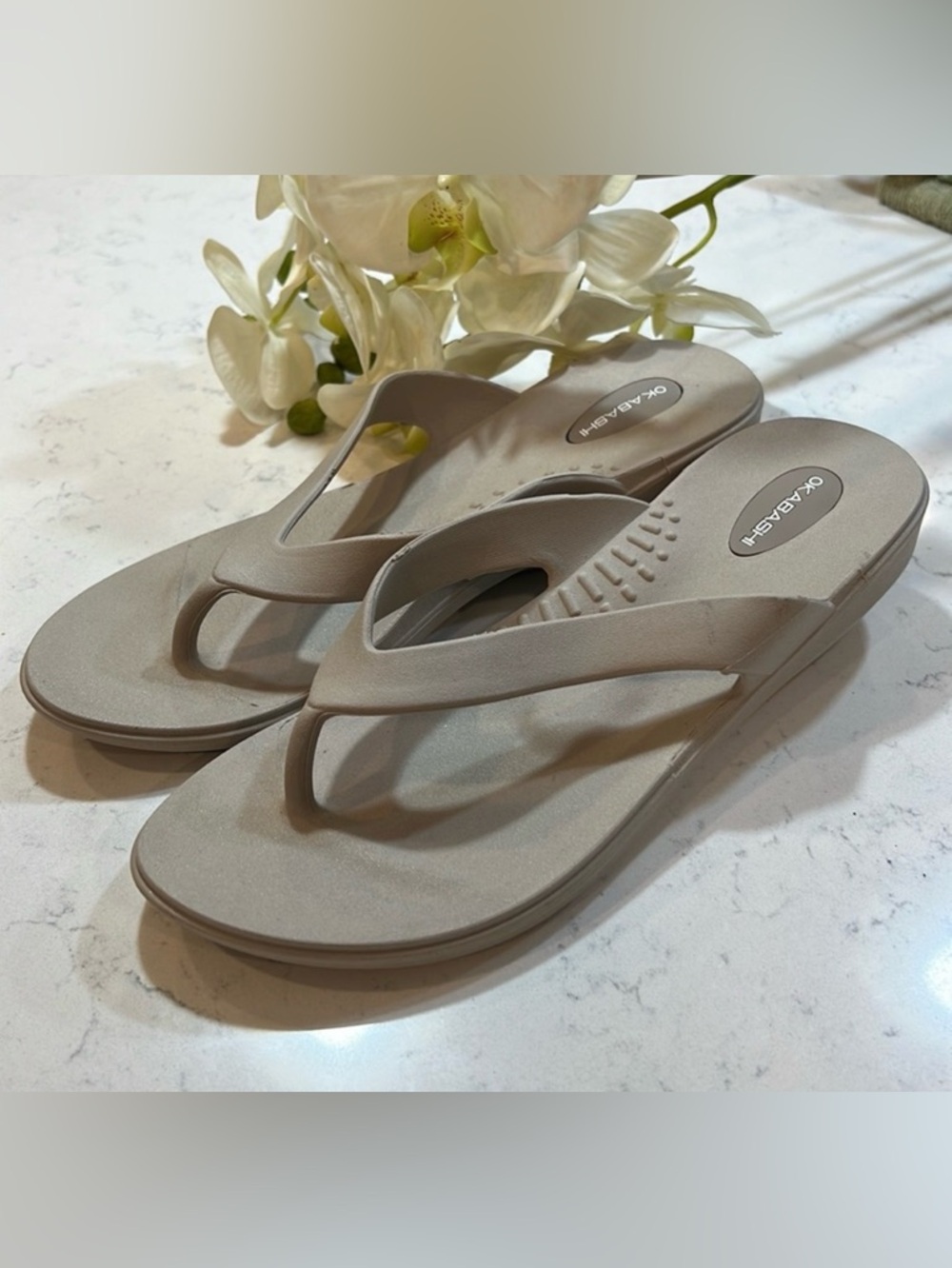 Okabashi woman’s gray healed flip flop sandal size M/L